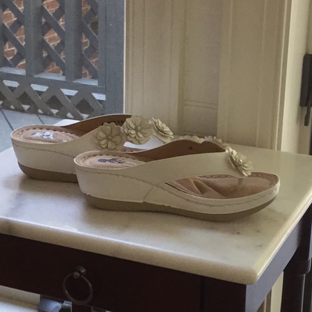 Women’s size 5 cream colored sandals